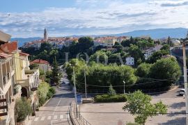 Kamena kuća u nizu sa okućnicom, 300 m od mora, Vrbnik, Vrbnik, Maison