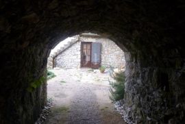 Dvojna kamena kuća, djelomično adaptirana, Dobrinj, Дом