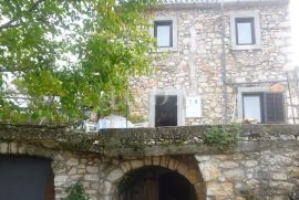 Dvojna kamena kuća, djelomično adaptirana, Dobrinj, House