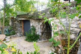 Dvojna kamena kuća, djelomično adaptirana, Dobrinj, Ev