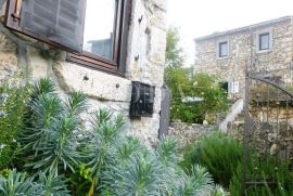Dvojna kamena kuća, djelomično adaptirana, Dobrinj, بيت