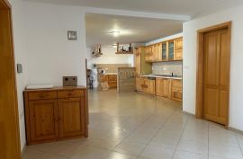 VILLA SA 3 APARTMANA, BAZENOM, GARAŽOM I OKUĆNICOM!, Pazin, Дом