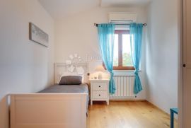 VILLA SA 3 APARTMANA, BAZENOM, GARAŽOM I OKUĆNICOM!, Pazin, Дом