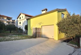 Grebaštica - Kuća s garažom , 250 m od plaže, Šibenik - Okolica, بيت