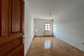 Četverosoban stan u Dubravi, 131 m2 - izuzetno povoljna cijena!, Donja Dubrava, Flat