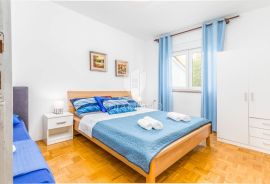 Medulin, kuća blizu mora s tri apartmana, Medulin, Дом