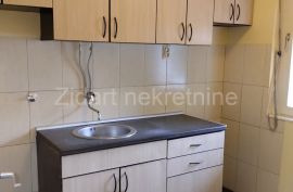 Batajnica, Zemun, odličan, renoviran, uknjižen stan, Zemun, Flat