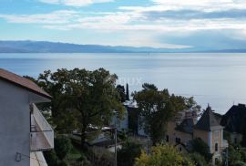 OPATIJA - dio kuće s pogledom na more s 2 stana i 1 apartmanom, Opatija, Дом