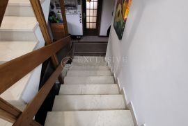 OPATIJA, POBRI - ODLIČNA KUĆA S VELIKOM OKUĆNICOM 1300m2, POGLED NA MORE, Matulji, House