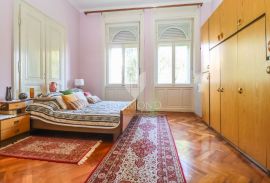 Unikatni stan u Austrougarskoj vili u srcu Pule s dvorištem!, Pula, Kвартира