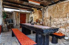 Stilom uređena samostojeća stara kamena kuća, Dobrinj, بيت