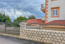 CRIKVENICA, KAČJAK - moćna vila od 800m2 drugi red do mora na zemljištu od 2000m2, Crikvenica, Famiglia