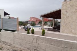 PREKRASNA KUĆA – VILA SA BAZENOM – BLIZINA ŠIBENIKA – V3, Šibenik, Famiglia