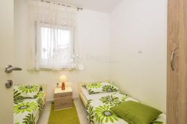 Prekrasna kuća sa 4 apartmana u blizini mora, Nin, House