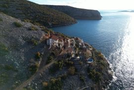 Kuća sa bazenom na obali mora, Senj, بيت