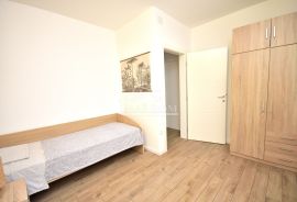 Vodice - komforan namješten stan s tri spavaće sobe , 950 m od centra, Vodice, Appartamento