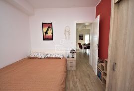 Vodice - komforan namješten stan s tri spavaće sobe , 950 m od centra, Vodice, Appartamento