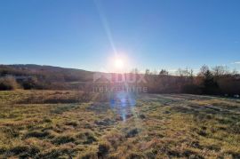 ISTRA, PAZIN - Kombinacija građevinskog, poljoprivrednog i zemljišta sportske namjene s kućom i pano pogledom, Pazin - Okolica, أرض