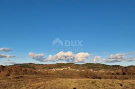 ISTRA, PAZIN - Kombinacija građevinskog, poljoprivrednog i zemljišta sportske namjene s kućom i pano pogledom, Pazin - Okolica, Terrain