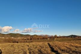 ISTRA, PAZIN - Kombinacija građevinskog, poljoprivrednog i zemljišta sportske namjene s kućom i pano pogledom, Pazin - Okolica, Terreno