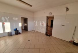 Pregrada, kuća cca 500 m2 s gosp. zgradama, Pregrada, بيت