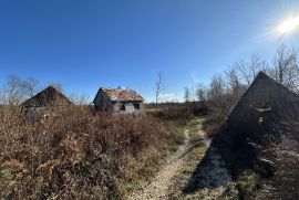 ŽITNIK GRAĐEVINSKO ZEMLJIŠTE 66332 M2 S 3 POSTOJEĆA OBJEKTA, Gospić - Okolica, Земля