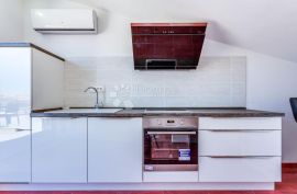Moderni jednosobni apartman u potkrovlju, Rab, Διαμέρισμα