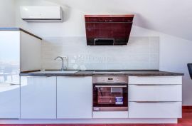 Moderni jednosobni apartman u potkrovlju, Rab, Appartement