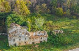 Oprtalj, okolica! Građevinsko zemljište sa ruševinama na mirnoj lokaciji!, Oprtalj, Terra