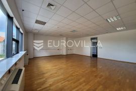 Zagreb, Novi Zagreb, poslovni prostor za zakup 1137 m2 na 1. katu poslovne zgrade s dizalom, Zagreb, Ticari emlak