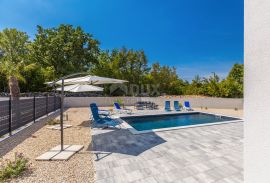 OTOK KRK - Luksuzna kuća s bazenom u središtu otoka, Dobrinj, Maison