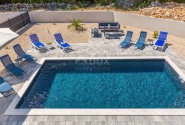 OTOK KRK - Luksuzna kuća s bazenom u središtu otoka, Dobrinj, Famiglia