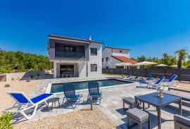OTOK KRK - Luksuzna kuća s bazenom u središtu otoka, Dobrinj, Famiglia