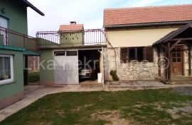 LOVINAC ( Kik ) - obiteljska kuća i stara kamena kuća, Lovinac, House