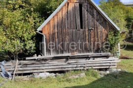 KOMPOLJE ( Otočac ) - gospodarsko imanje, kuća, staja. garaža, zemlja, Otočac, Дом