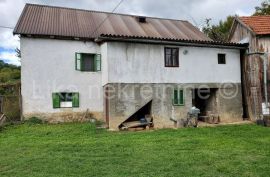 BRINJE - Lučane, starinska kuća, štala, drvarnica, zemljište, Brinje, Haus