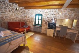 KAMENA VILA SA VINOTEKOM!!, Rovinj, Haus