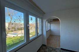 Sunčani jednosoban stan s mogućnošću pretvaranja u dvosoban, Pula, Appartement