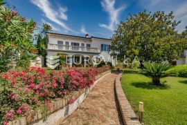 Istra, Umag - unikatna  villa NKP 400 m2 na svega 30 m od mora, Umag, Casa