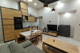 Pula stan 105m2 podjeljen na dva,kompletno renovirano   !, Pula, Appartamento
