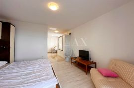 Crikvenica,Dramalj-Kuća sa tri apartmana, Crikvenica, بيت