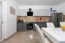 Prekrasna Villa sa prostranom okućnicom 9400 m², Labin, Σπίτι