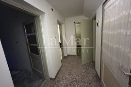 GAJNICE, blizina tržnice Gajnice-trosoban stan za adaptaciju, 100m2, 2.kat, Zagreb, Appartement