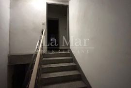 GAJNICE, blizina tržnice Gajnice-trosoban stan za adaptaciju, 100m2, 2.kat, Zagreb, Appartement