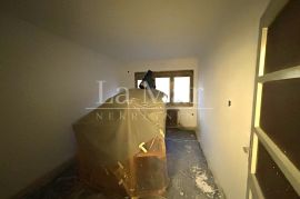 GAJNICE, blizina tržnice Gajnice-trosoban stan za adaptaciju, 100m2, 2.kat, Zagreb, Apartamento