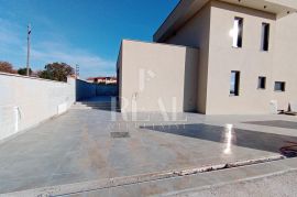 Pula -okolica Moderna luxsuzna villa 320m2, bazen !, Marčana, بيت