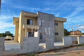 Pula -okolica Moderna luxsuzna villa 320m2, bazen !, Marčana, Ev