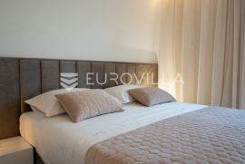 Opatija, Centar, luksuzan dizajnerski PENTHOUSE NKP 250 m2 s bazenom, Opatija, Apartamento