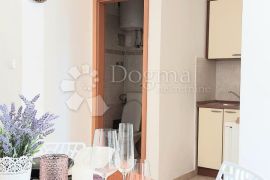 PRILIKA! APARTMAN S POGLEDOM NA MORE, BAZEN I PARKING, Okrug, Appartement