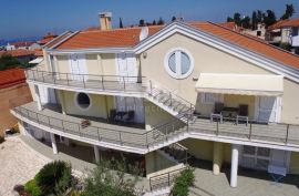 ZADAR, BRODARICA - Apartmanska kuća prvi red do mora, Zadar, Σπίτι